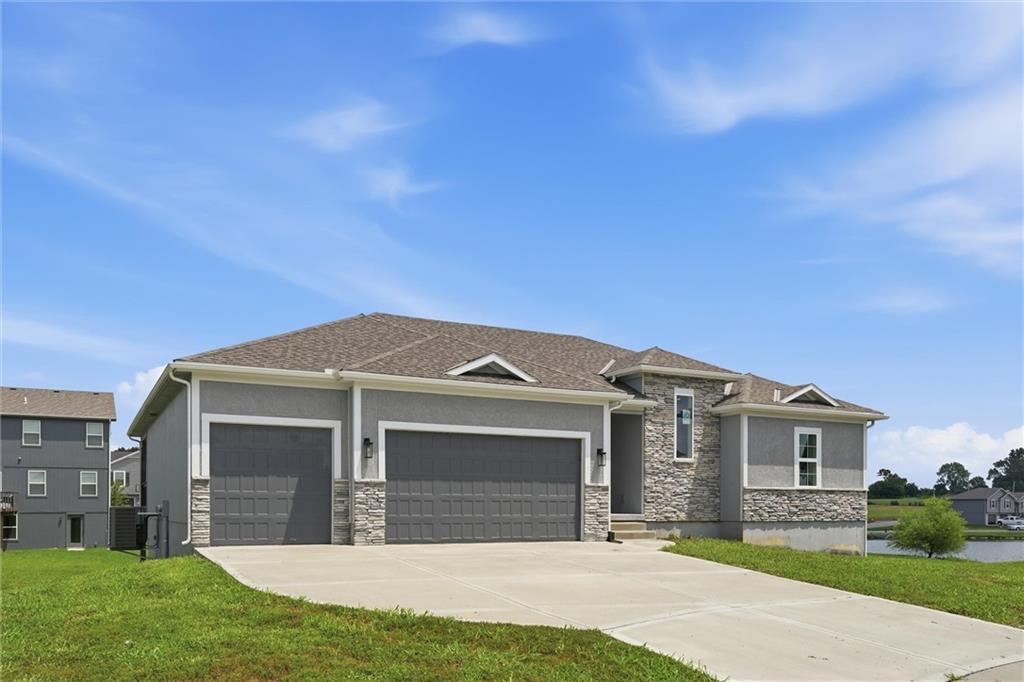 2nd image of 1114 Sw Crabtree Cir, Oak Grove, MO 64075 | MLS# 2630613