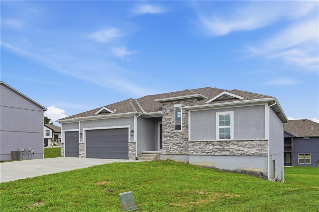 3rd image of 1114 Sw Crabtree Cir, Oak Grove, MO 64075 | MLS# 2630613