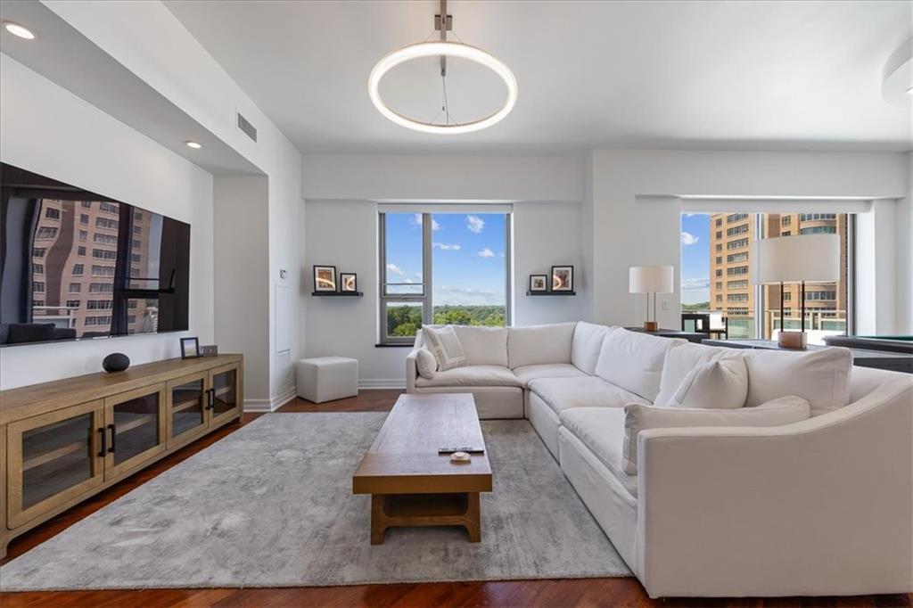 2nd image of 4950 Central St #906, Kansas City, MO 64112 | MLS# 2630624