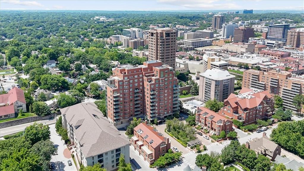 2nd image of 4950 Central St, Kansas City, MO 64112