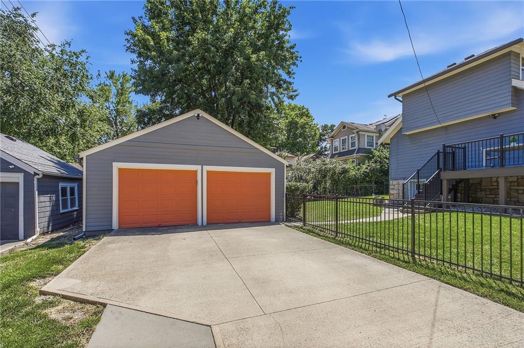 31st image of 7301 Pennsylvania St, Kansas City, MO 64114 | MLS# 2630727