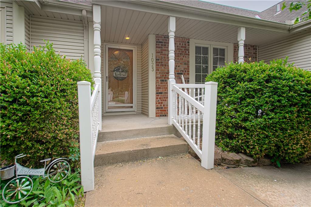 1st image of 1023 E Oakview St, Olathe, KS 66061 | MLS# 2630796