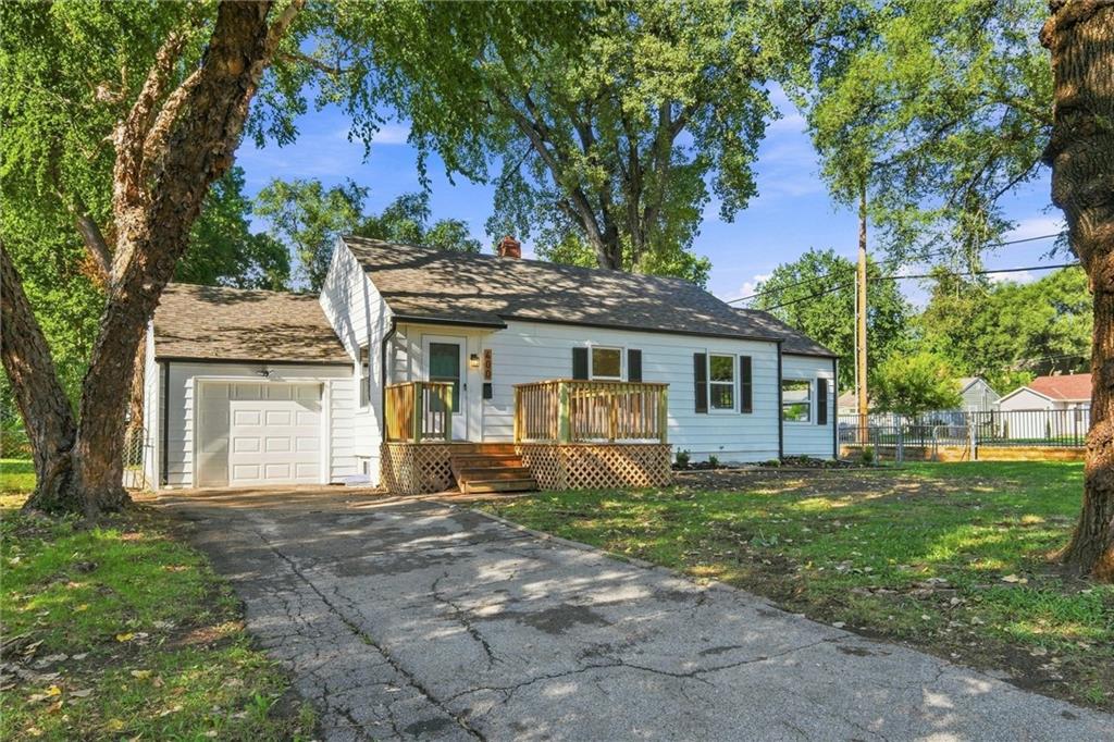 2nd image of 400 W 86th Ter, Kansas City, MO 64114 | MLS# 2630816