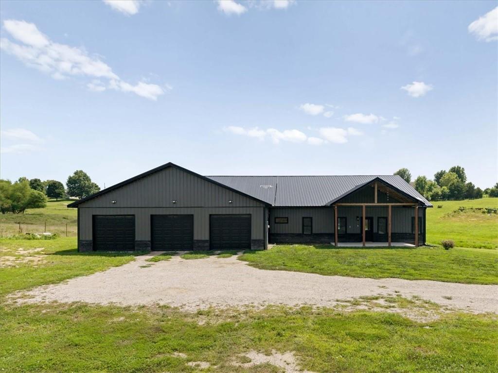 1st image of 20691 Kansas Ave, Tonganoxie, KS 66086 | MLS# 2630820