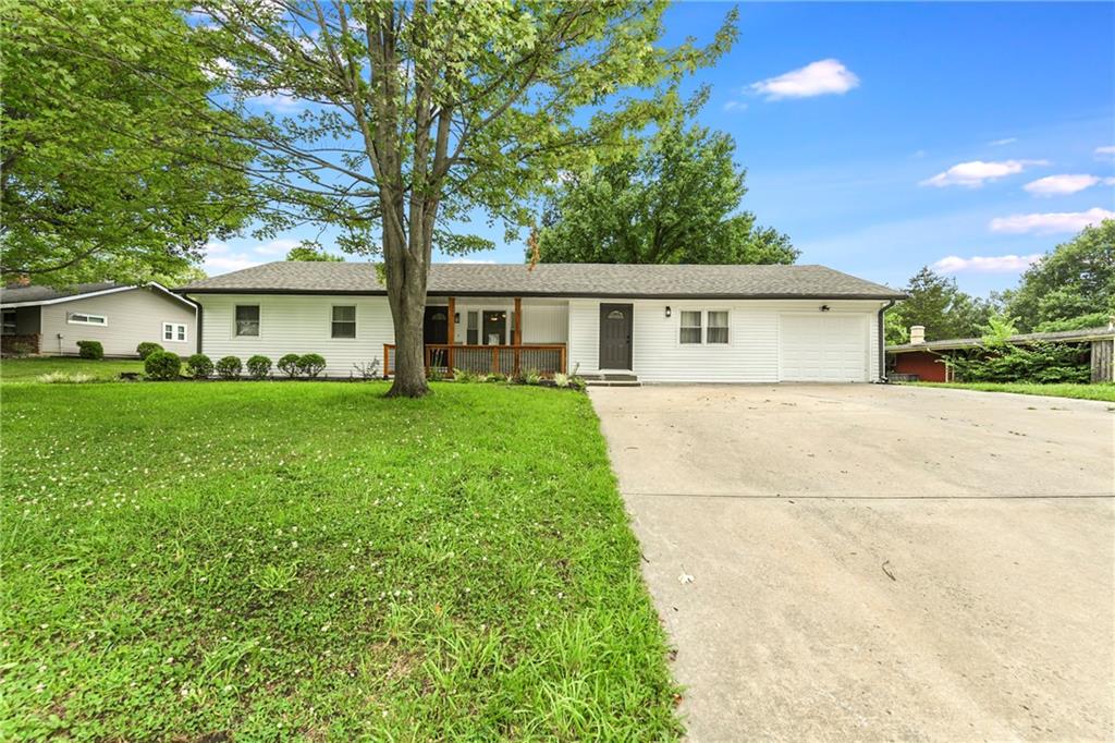 Homes for sale in Paola, KS | 11 Crestview Dr, Paola, KS 66071 | MLS# 2630926