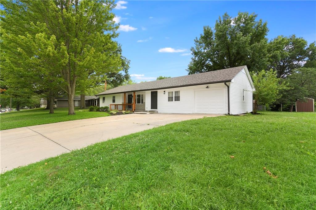 Homes for sale in Paola, KS | 11 Crestview Dr, Paola, KS 66071 | MLS# 2630926