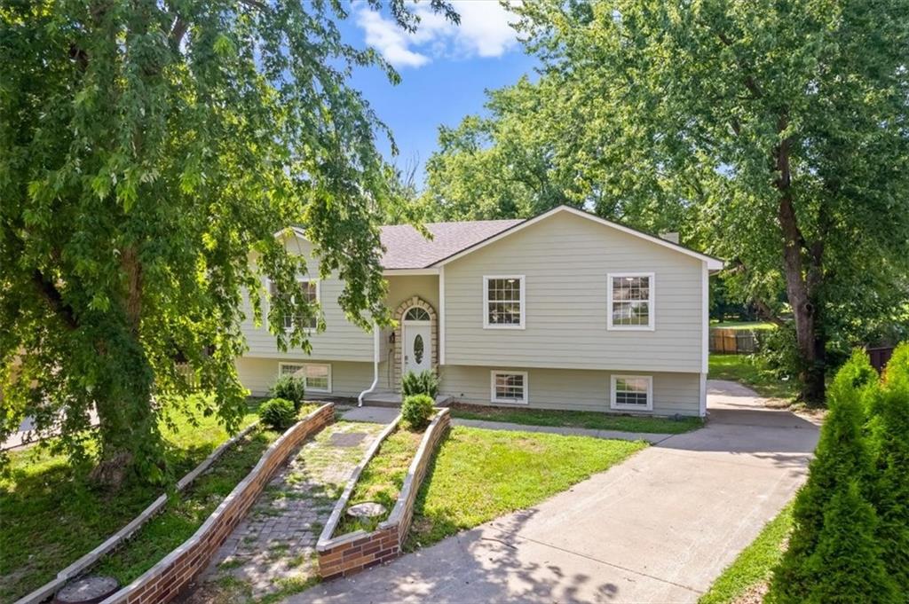 1st image of 318 Se Bent Tree Dr, Blue Springs, MO 64014 | MLS# 2630990