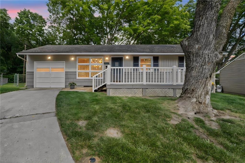 Homes for sale in Mission, KS | 5327 Maple St, Mission, KS 66202 | MLS# 2631006