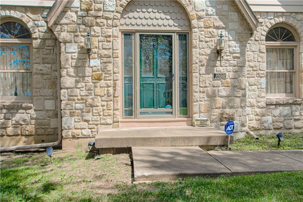 2nd image of 602 W 115th Ter, Kansas City, MO 64114 | MLS# 2631047