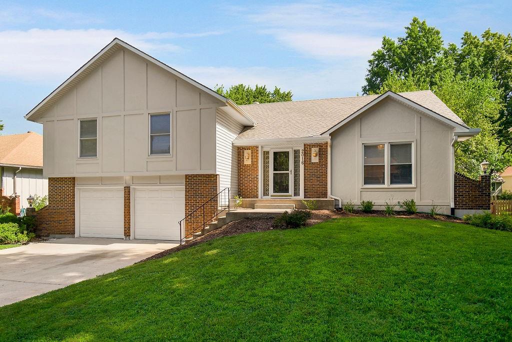 1st image of 2016 E Sleepy Hollow Dr, Olathe, KS 66062 | MLS# 2631090