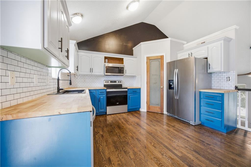 1st image of 961 Oak Crest Dr, Gardner, KS 66030 | MLS# 2631177