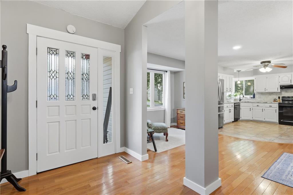 2nd image of 106 Se Willamsburg Dr, Blue Springs, MO 64014 | MLS# 2631258