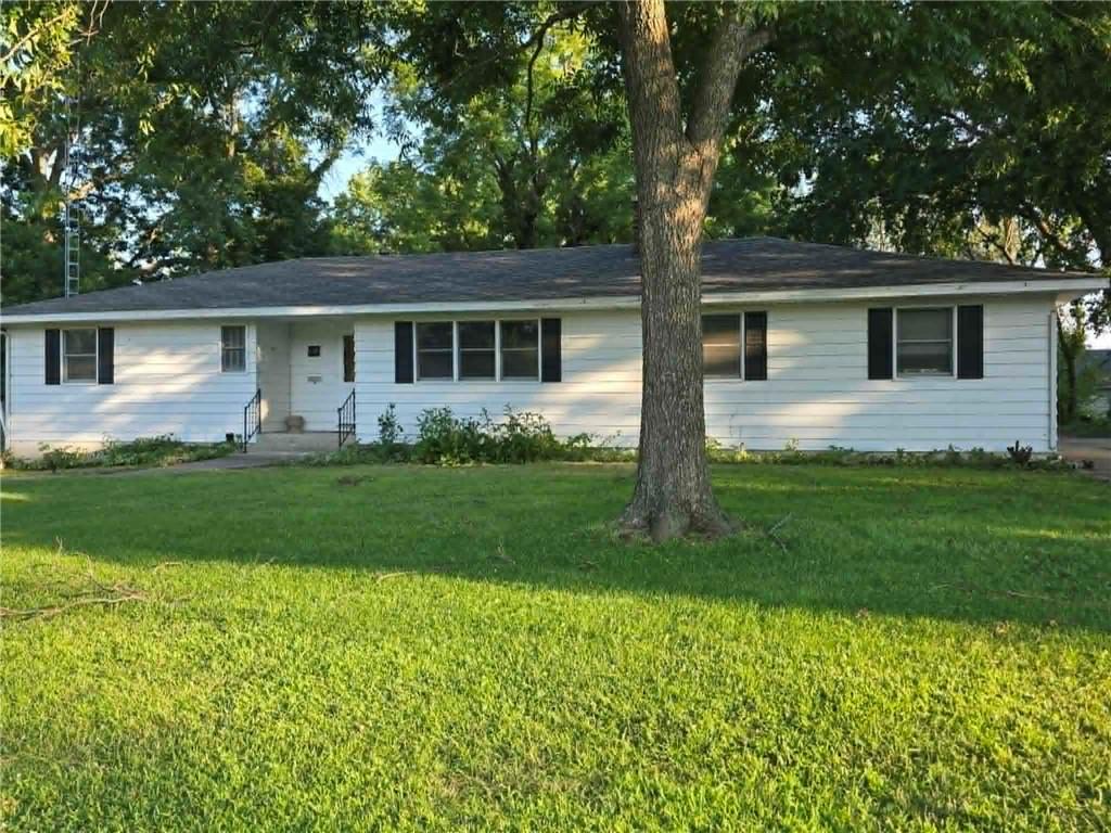 Homes for sale in Clinton, MO | 208 E Bodine Ave, Clinton, MO 64735 | MLS# 2631260