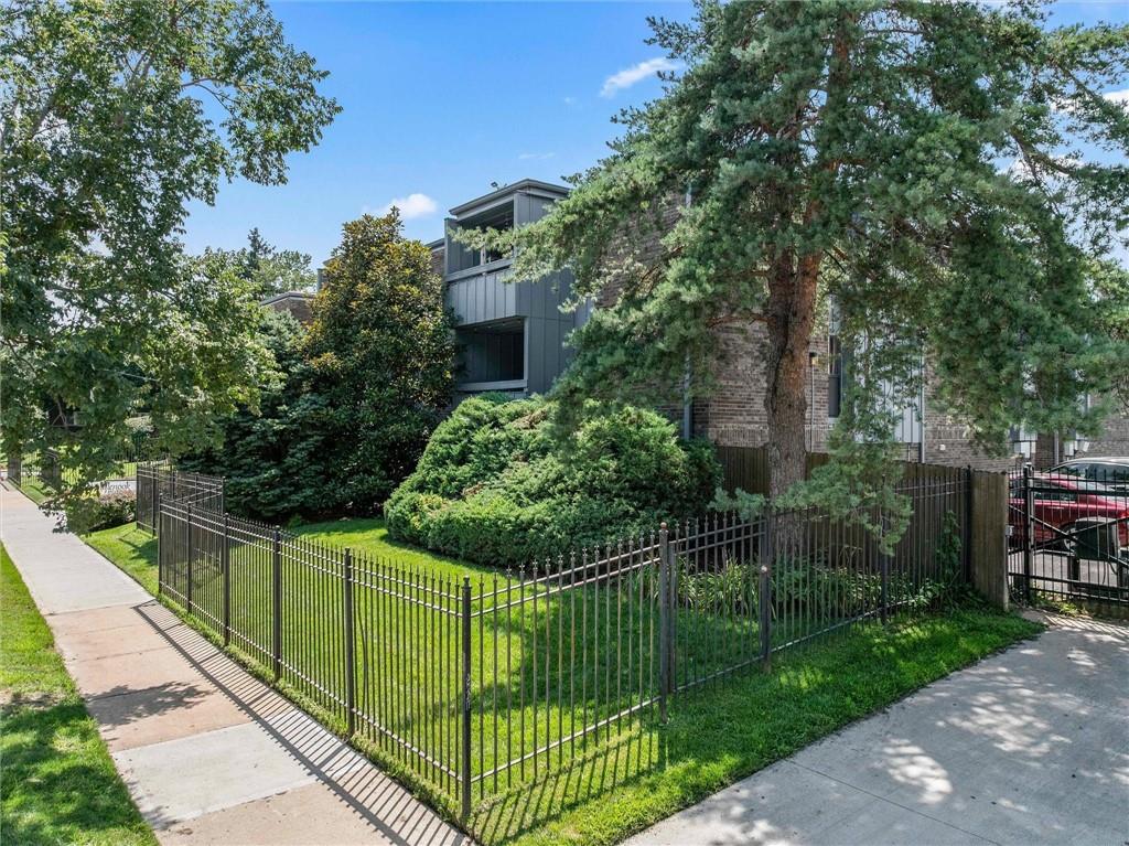 2nd image of 4056 Warwick Blvd, Kansas City, MO 64111