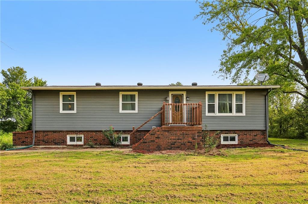 2nd image of 19950 Parallel Rd, Tonganoxie, KS 66086 | MLS# 2631462