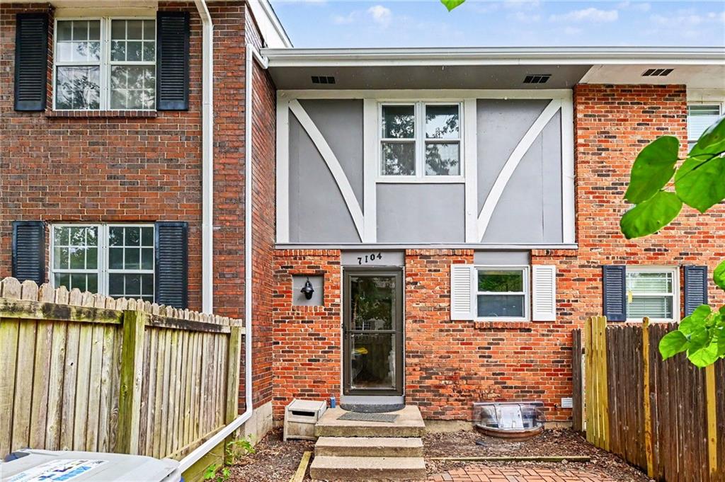 1st image of 7104 Nw Chapel Woods Ln, Kansas, MO 64152 | MLS# 2631560