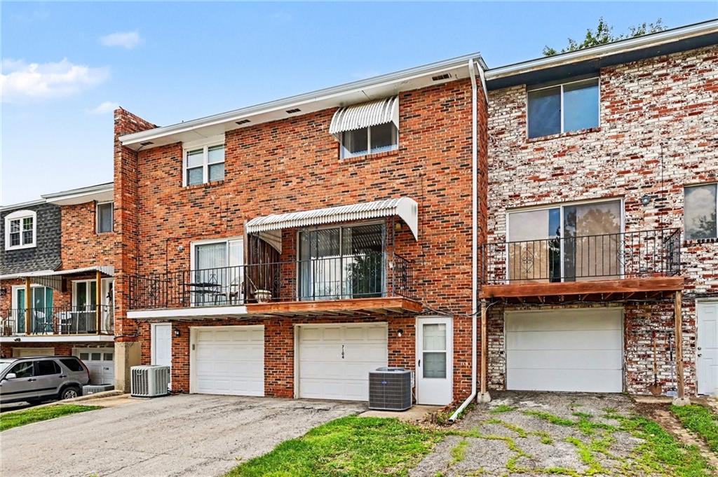 17th image of 7104 Nw Chapel Woods Ln, Kansas, MO 64152 | MLS# 2631560