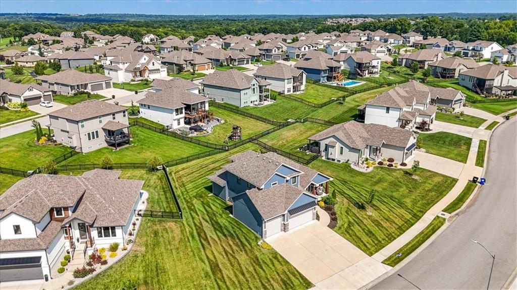 3rd image of 4721 Ne Jamestown Dr, Lees Summit, MO 64064 | MLS# 2631578