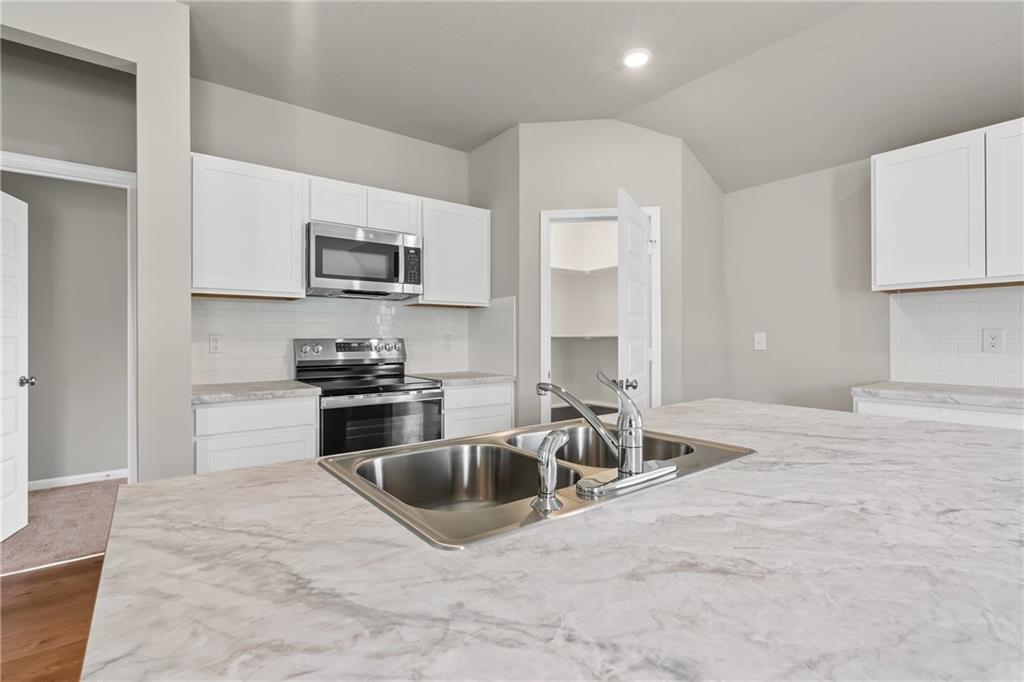 2nd image of 20231 W 195th St, Spring Hill, KS 66083 | MLS# 2631626