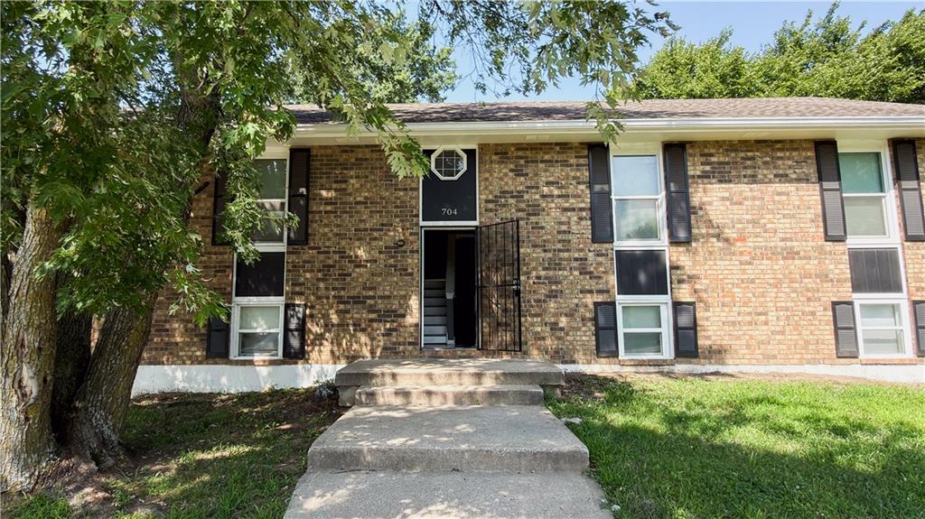 2nd image of 704 Ne Ball Dr, Lees Summit, MO 64086 | MLS# 2631685