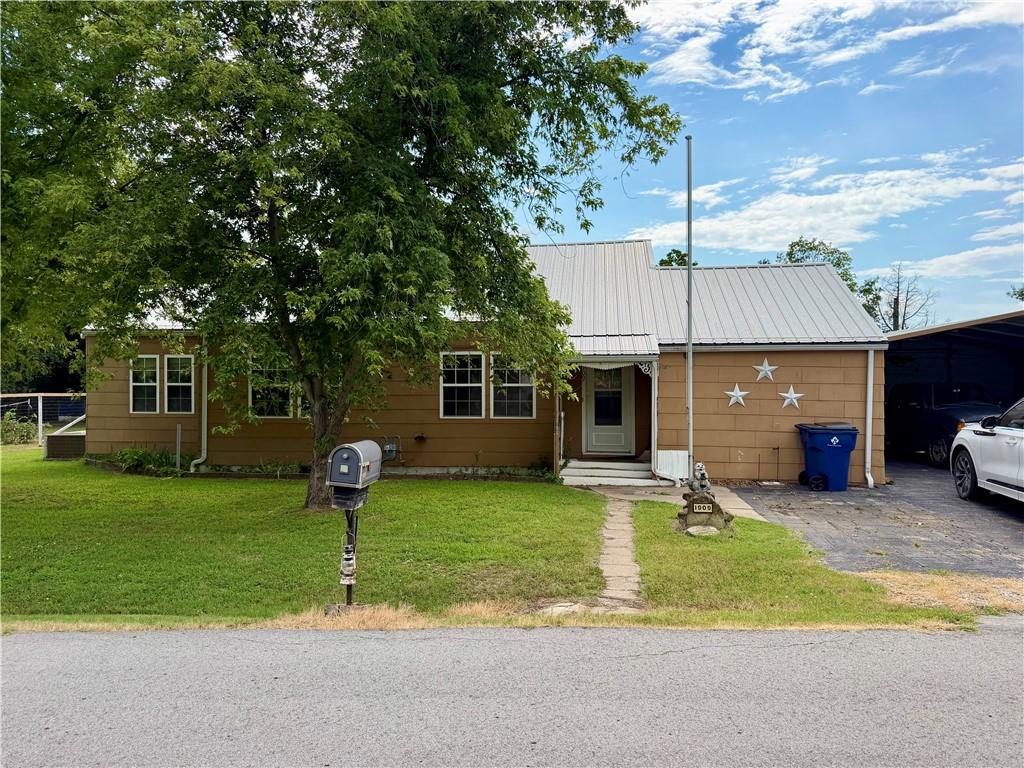 1st image of 1900 Home Circle St, Coffeyville, KS 67337 | MLS# 2631783
