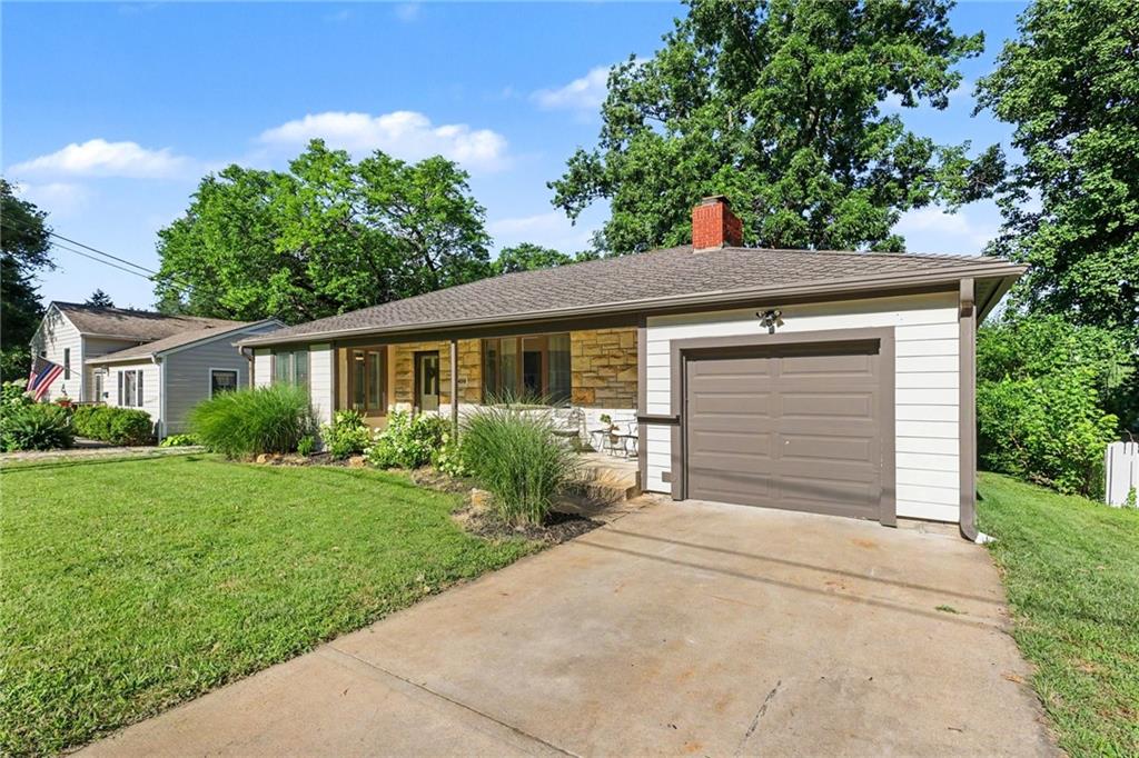 3rd image of 8400 Riggs St, Overland Park, KS 66212 | MLS# 2631799