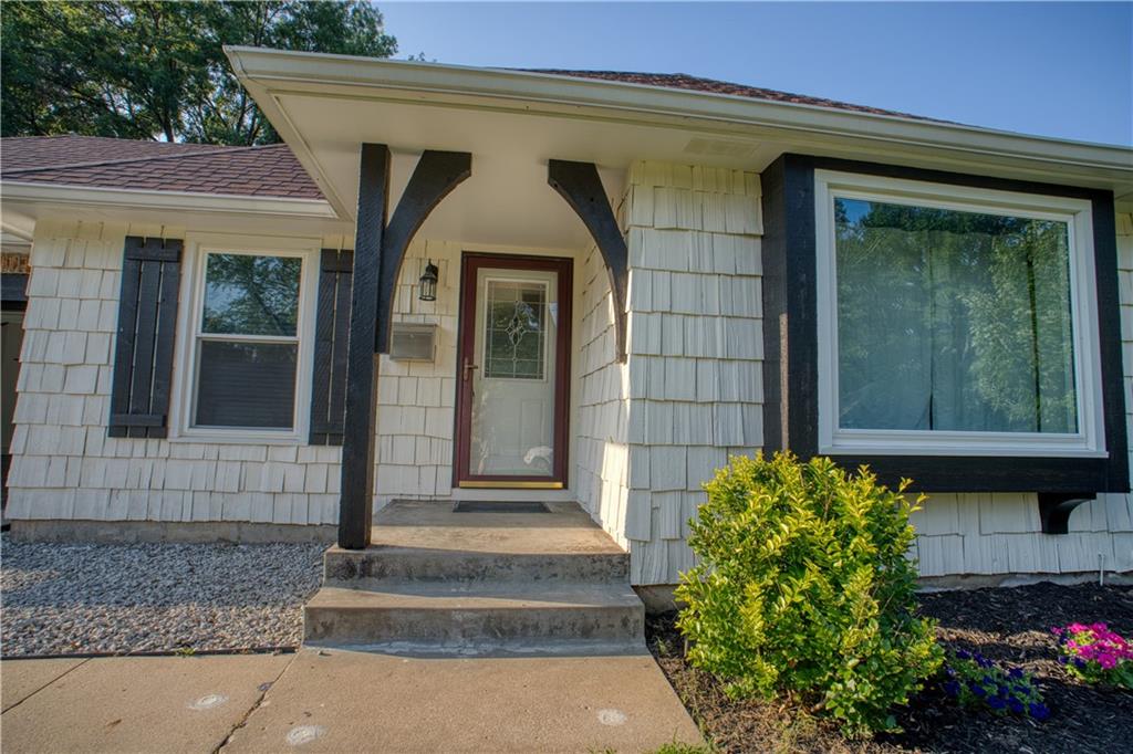 2nd image of 2010 Sw 33rd St, Topeka, KS 66611 | MLS# 2631943