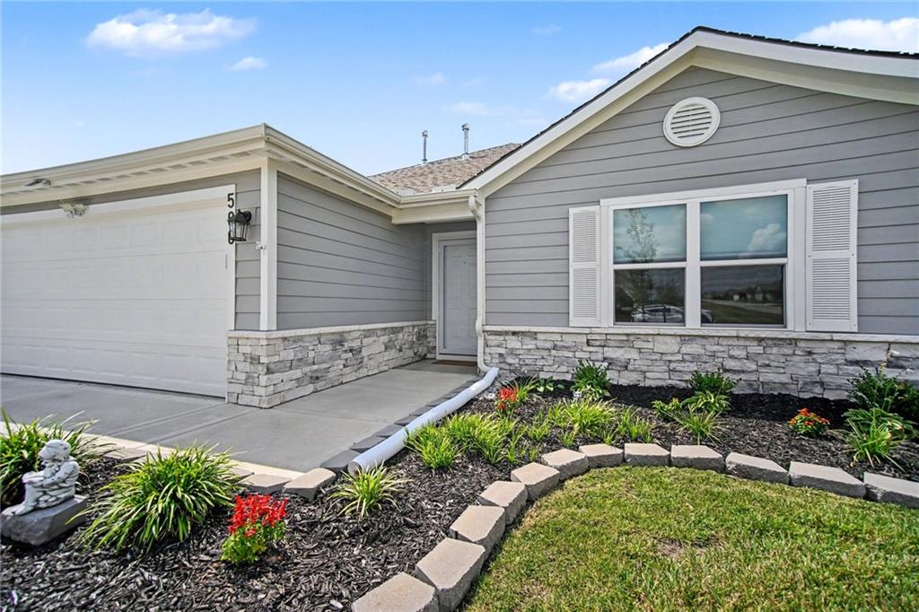 1st image of 500 Se Laurel Dr, Blue Springs, MO 64014 | MLS# 2631964