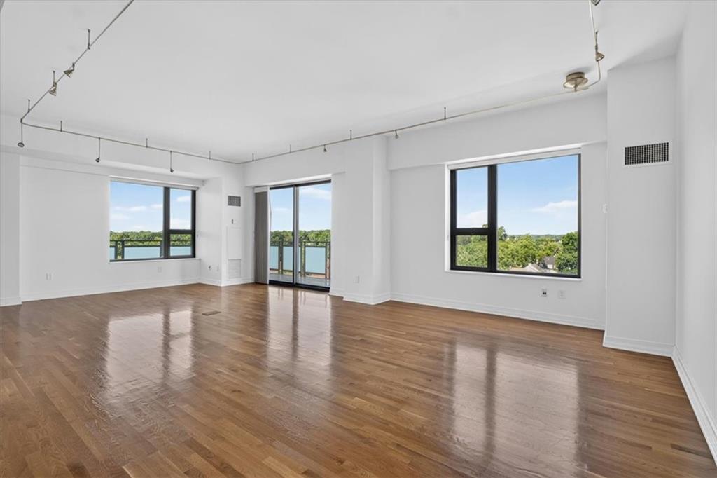 5th image of 4950 Central St, Kansas City, MO 64112