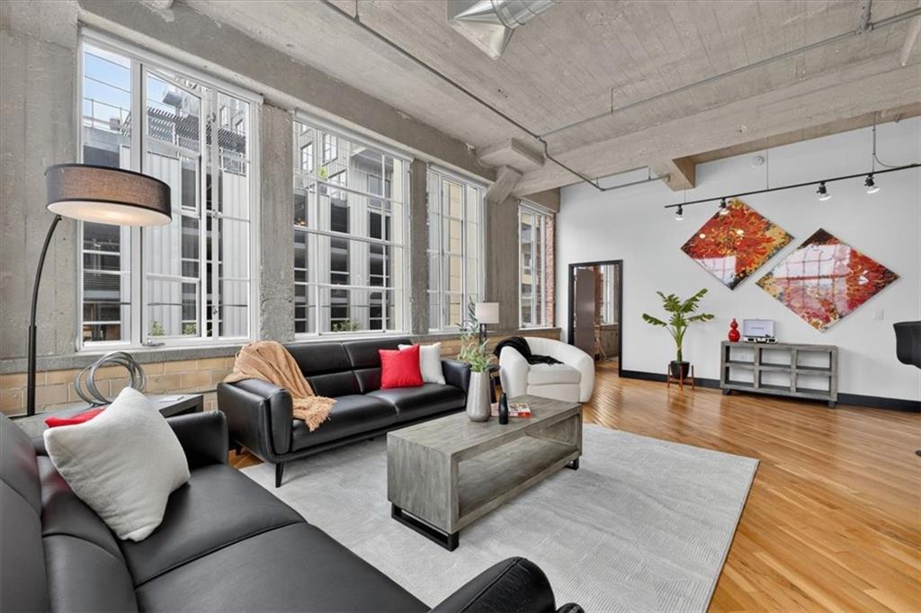 4th image of 2029 Wyandotte #204th St, Kansas City, MO 64108