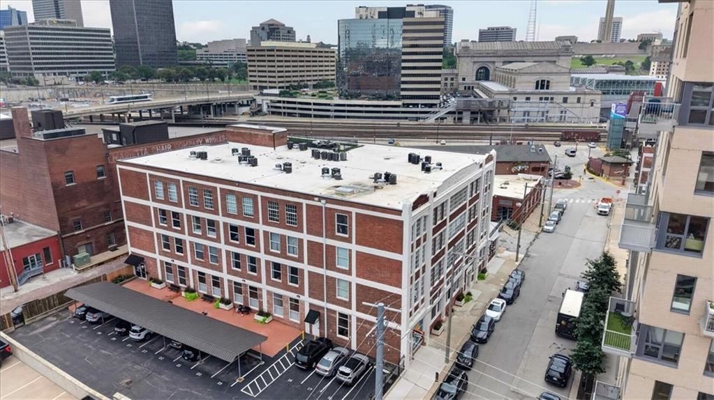 2nd image of 2029 Wyandotte #204th St, Kansas City, MO 64108