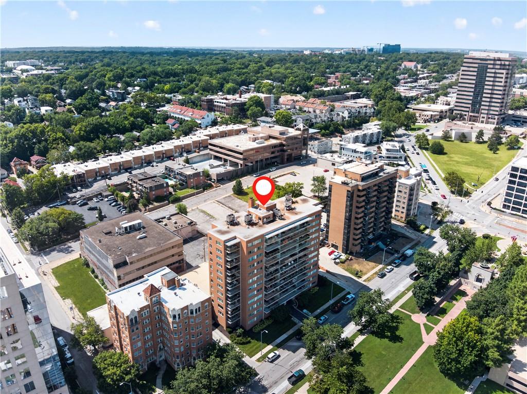 2nd image of 4740 Roanoke Pkwy, Kansas City, MO 64112