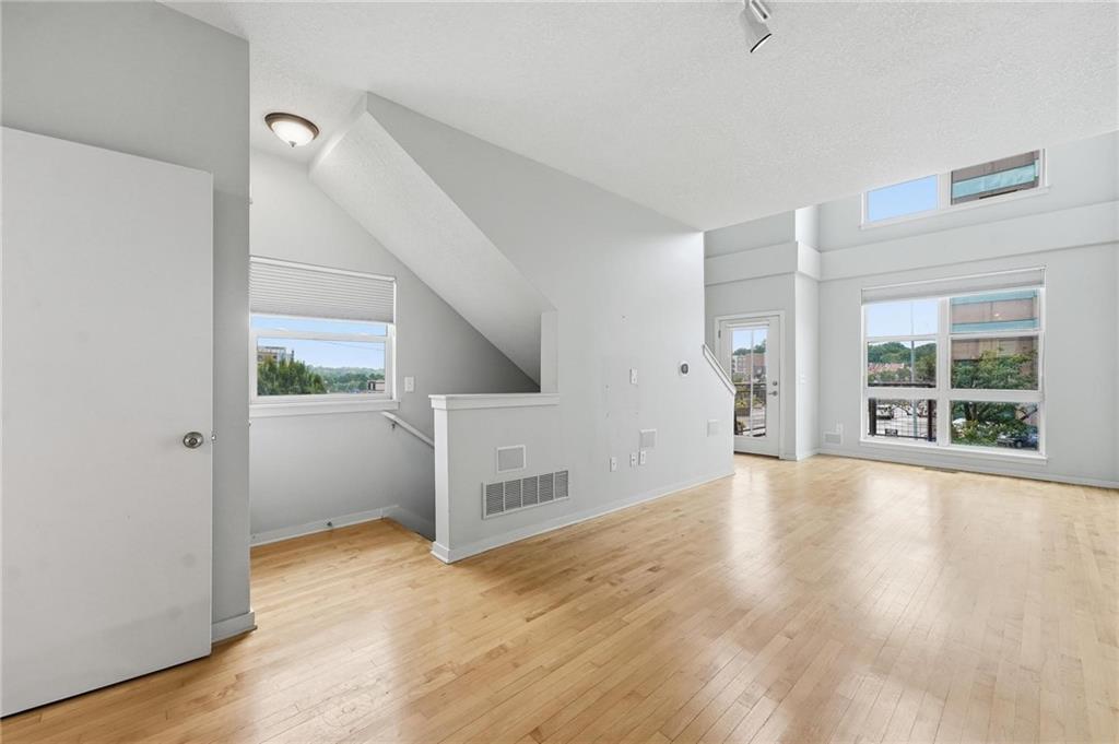 4th image of 4577 Madison Ave #E4, Kansas City, MO 64111 | MLS# 2632131