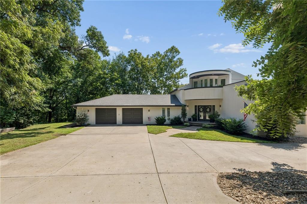 3rd image of 15404 Lake Point Dr, Bonner Springs, KS 66012 | MLS# 2632224