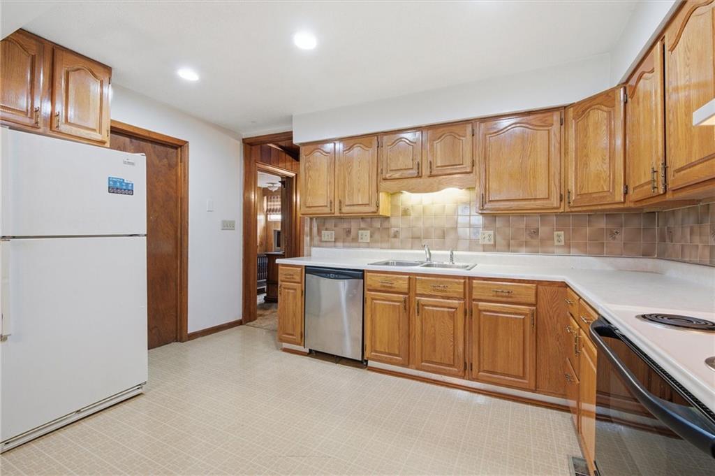 3rd image of 3914 Sunrise Dr, Kansas City, MO 64123 | MLS# 2632300