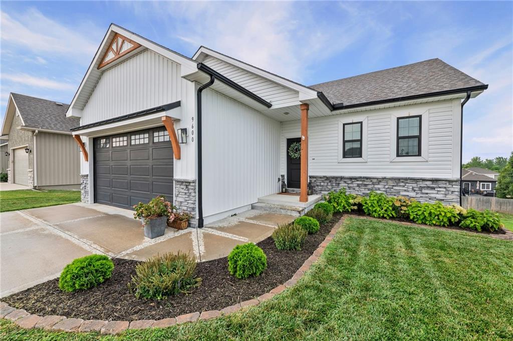 3rd image of 9600 N Lenox Pl, Kansas City, MO 64154 | MLS# 2632451