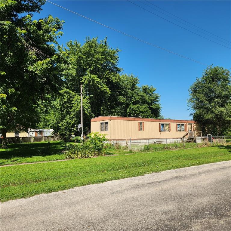 Homes for sale in Henrietta, MO | 200 W 5th St, Henrietta, MO 64036 | MLS# 2632485