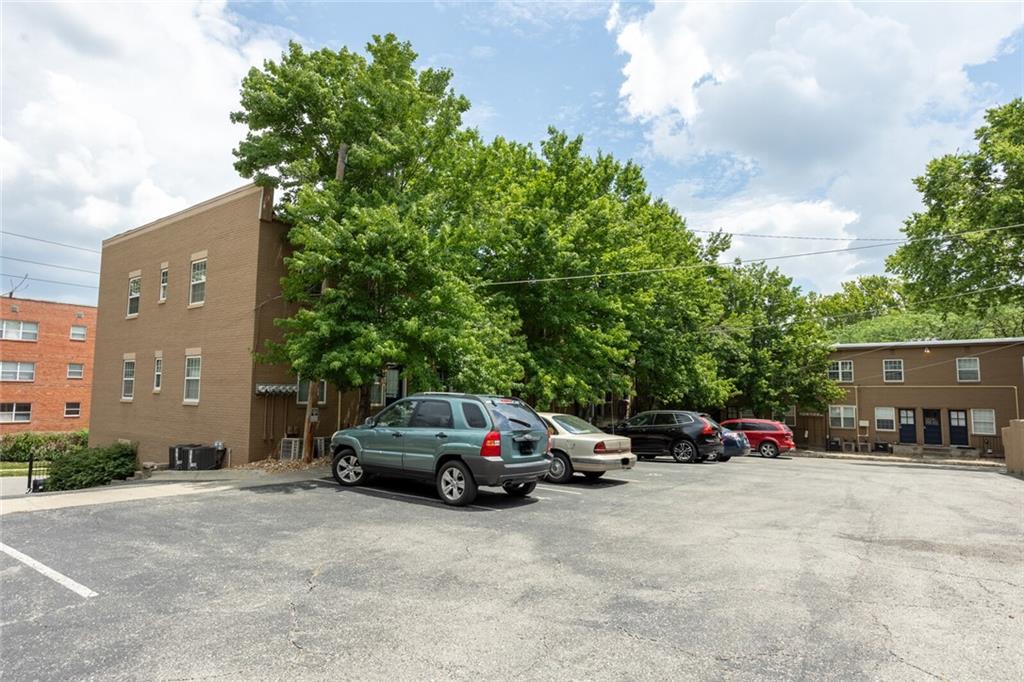 2nd image of 1207 W 45th St, Kansas City, MO 64111