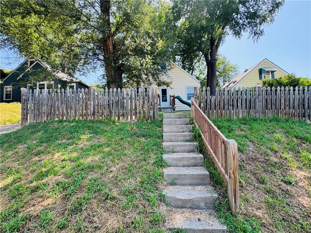 2nd image of 445 N Quincy Ave, Kansas City, MO 64123 | MLS# 2632573