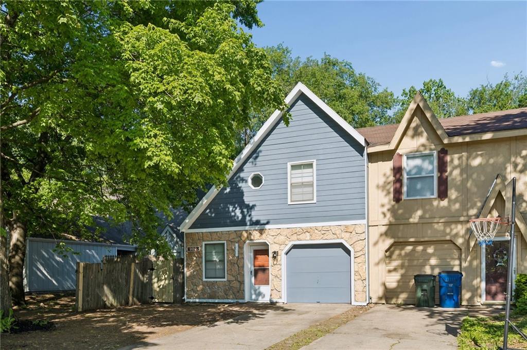 1st image of 303 Northwood Ln, Lawrence, KS 66044 | MLS# 2632586