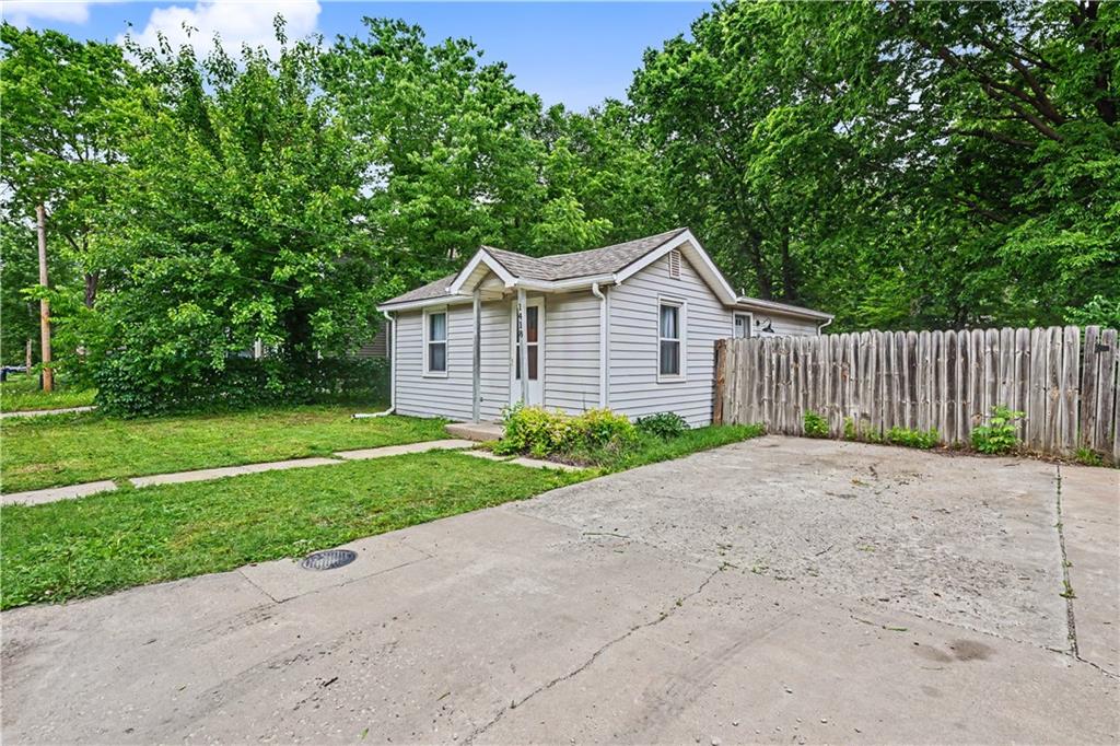 1st image of 1418 Maple Ln, Lawrence, KS 66044 | MLS# 2632595