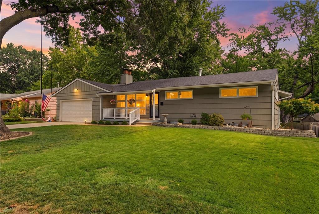 2nd image of 8025 Maple St, Prairie Village, KS 66208 | MLS# 2632671