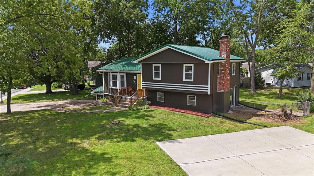 2nd image of 1010 E Langsford Rd, Lees Summit, MO 64063 | MLS# 2632691