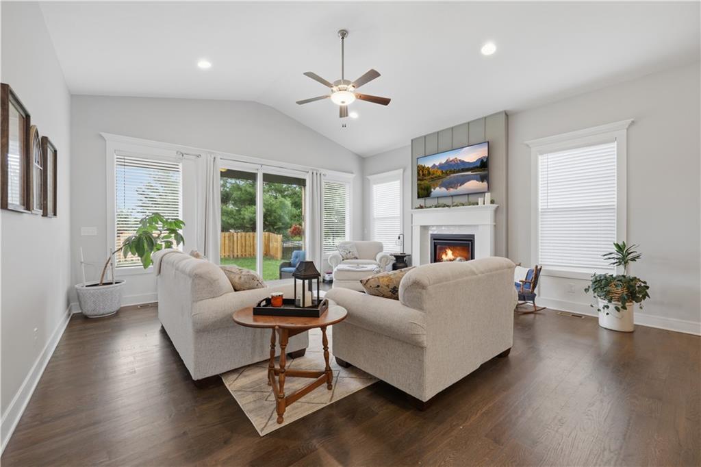 2nd image of 1122 Sw Cheshire Dr, Lees Summit, MO 64083 | MLS# 2632843