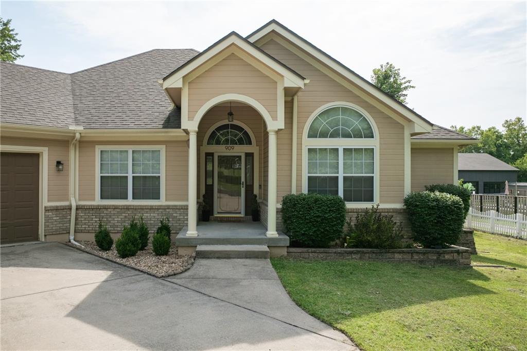 3rd image of 909 S Ann St, Independence, MO 64056 | MLS# 2632898