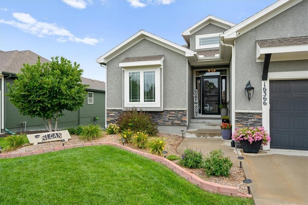 2nd image of 16366 S Laurelwood St, Olathe, KS 66062 | MLS# 2632899