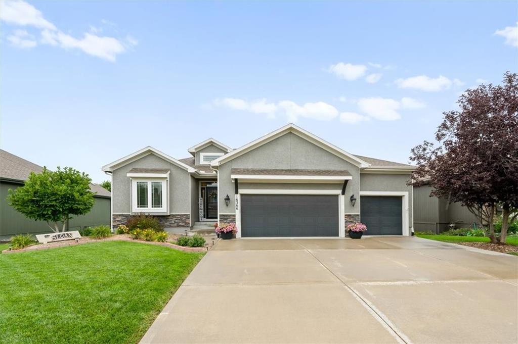 1st image of 16366 S Laurelwood St, Olathe, KS 66062 | MLS# 2632899