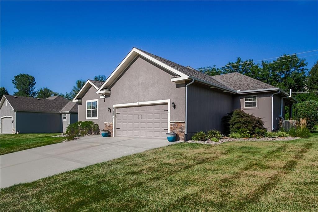 3rd image of 6200 Green Hills Ln, Kansas City, MO 64151 | MLS# 2633131