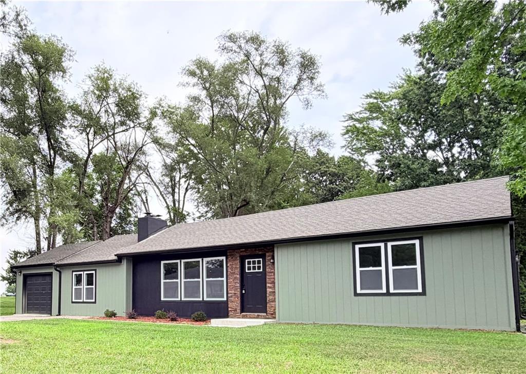2nd image of 605 Ne Douglas St, Lees Summit, MO 64063 | MLS# 2633162