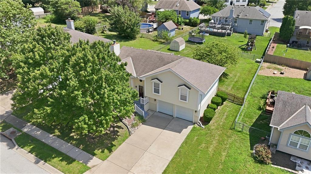 3rd image of 505 Blue Grass Dr, Raymore, MO 64083 | MLS# 2633167